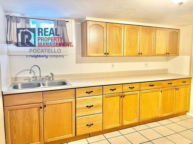 Building Photo - 611 N 11th Ave