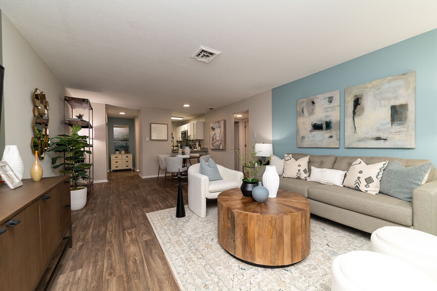 Spacious living room with hardwood-style flooring - Vetra West Hills