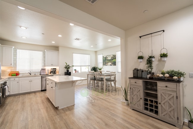 Building Photo - Stunning Verano at Skyline |Gated Communit...