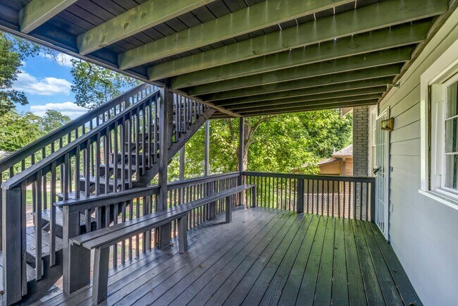 Building Photo - SPACIOUS 6 BEDS | 3 BATHS - IN THE HEART O...