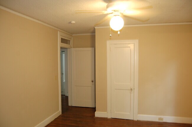 Building Photo - 424 S Holly St