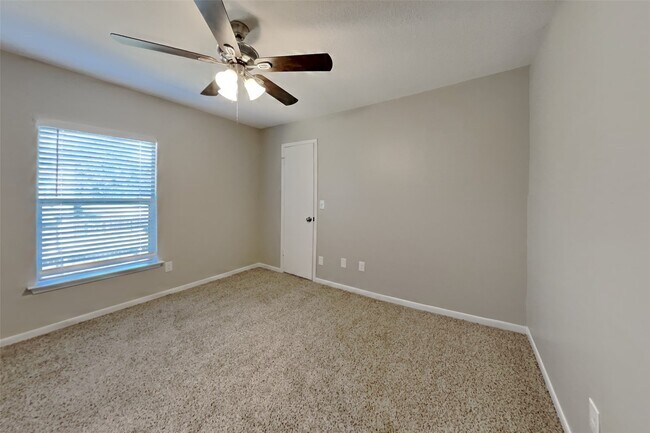 Building Photo - 3911 Spring River Dr