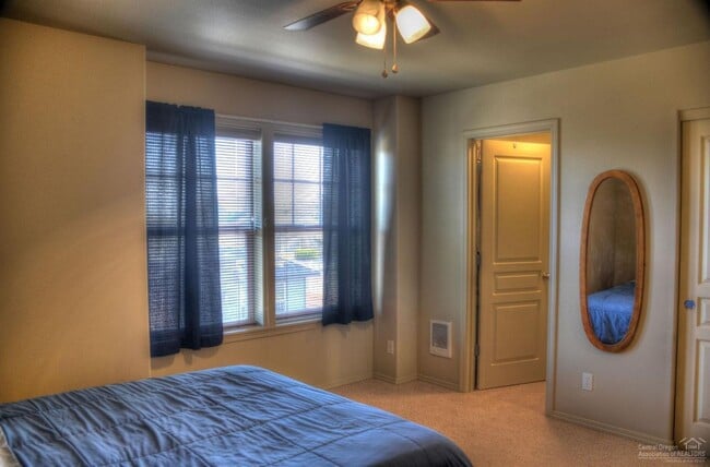 Building Photo - Darling Townhouse in Southeast Bend!