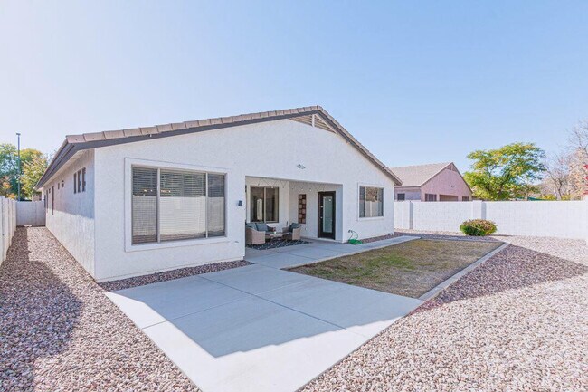 Building Photo - 862 E Gemini Pl