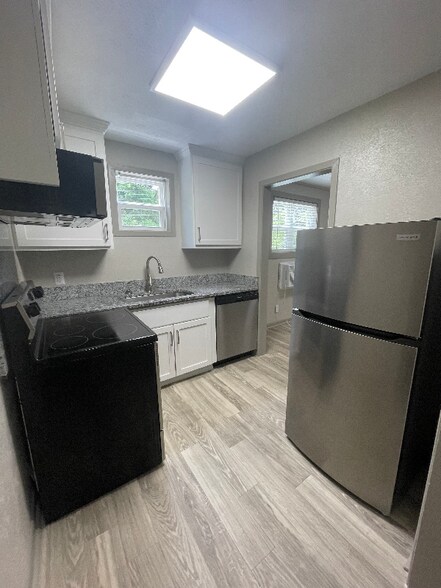 Building Photo - 1106 W 7th St