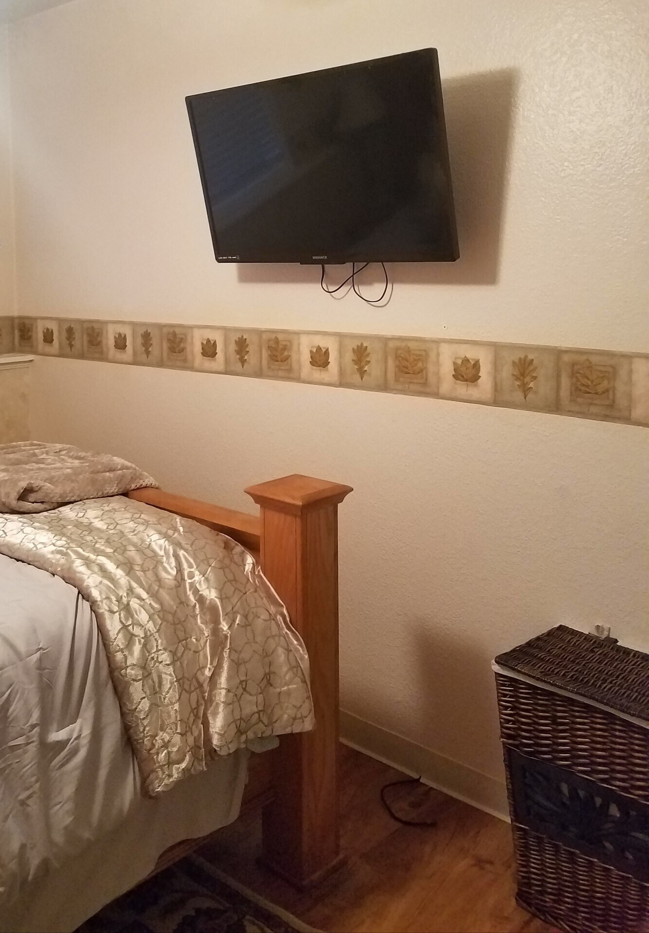 Queen bed, tv, double closet, washer dryer - 2110 Tudor Hills Ct