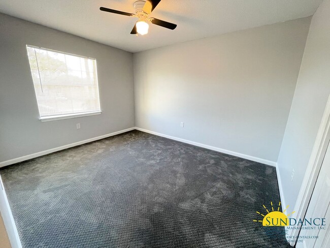 Building Photo - Quaint 3 Bedroom Townhouse in Shalimar