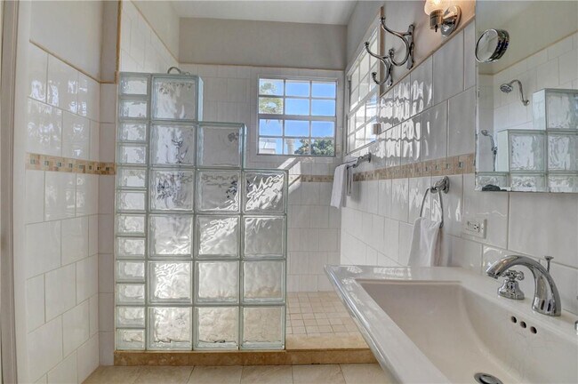 Building Photo - 302 NW 11th St