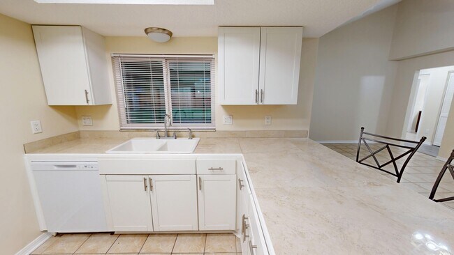 Building Photo - 680 Roger Sherman St