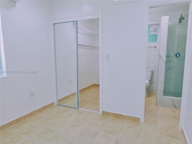 Building Photo - 1021 Mango Dr