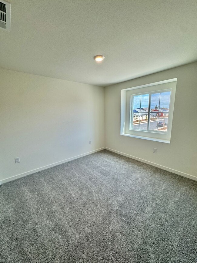 Building Photo - FOUR-FIVE/OFFICE BEDROOM THREE BATHROOM SE...