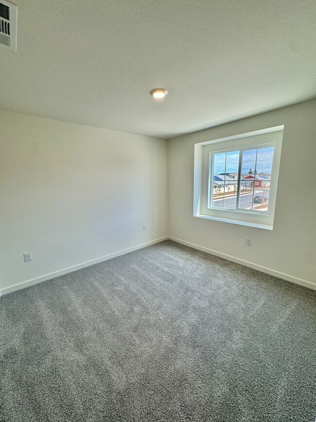 Building Photo - FOUR-FIVE/OFFICE BEDROOM THREE BATHROOM SEE VIDEO