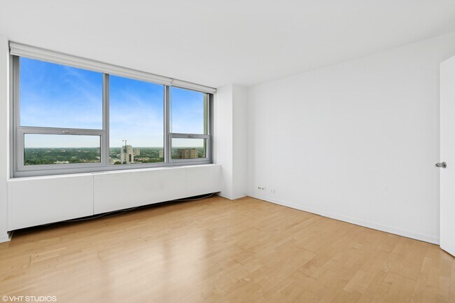 Building Photo - 1700 E 56th St