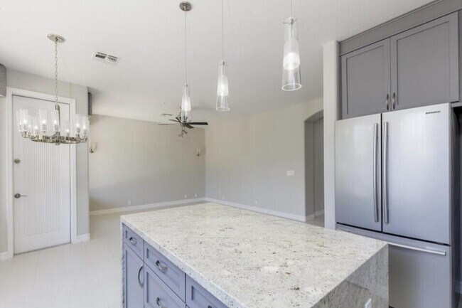Building Photo - 7647 E Los Gatos Dr
