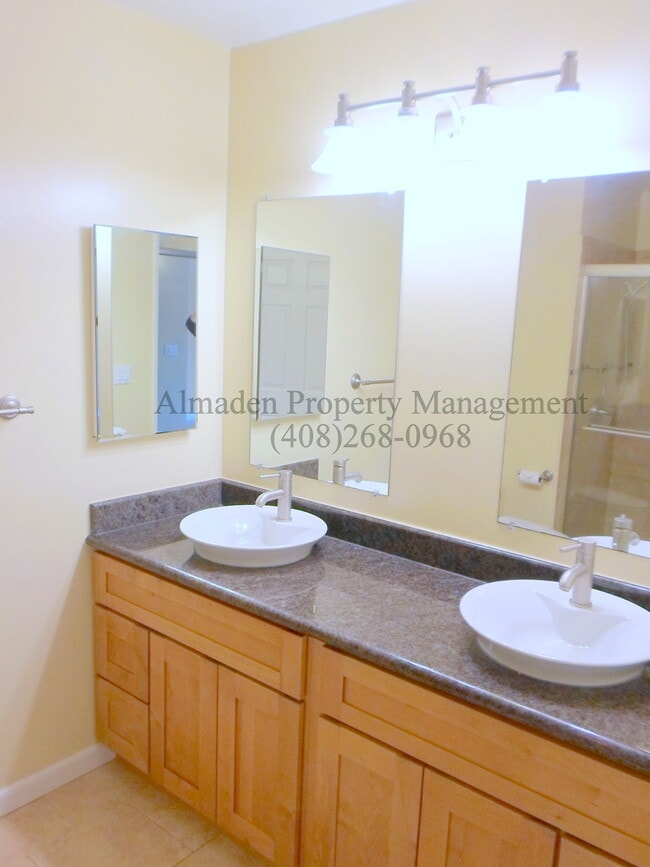 Building Photo - Great Location! Two Story Townhome in Berr...