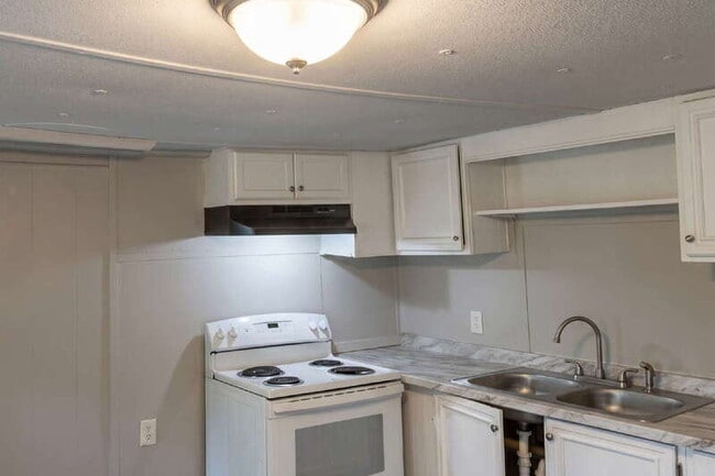 Building Photo - 122 Collins Rd