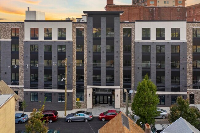 Building Photo - 660 Grand St