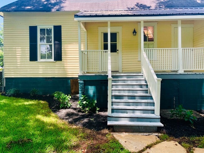 Building Photo - Plum Street-3 bedroom/2 bath home with large rocking chair front porch!