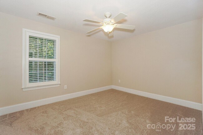 Building Photo - 181 Streamside Pl
