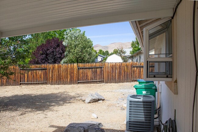 Building Photo - 3 Bed, 2 Bath, Huge Fenced Back Yard, 2-Car Garage in Wingfield Springs
