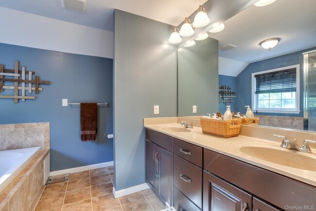 Building Photo - 16 Primrose Ln