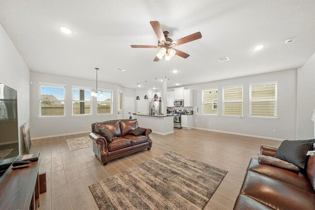 Building Photo - 5621 Hyde Park Dr