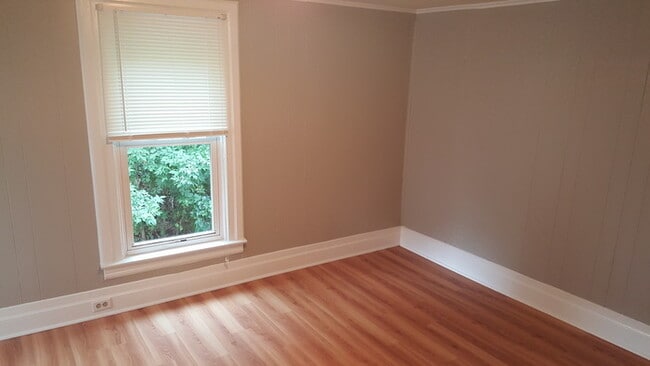 Building Photo - Beautiful 3 bedroom 1 bath home with stora...