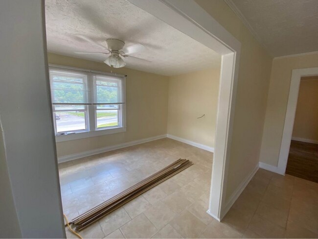 Building Photo - 724 W Main St