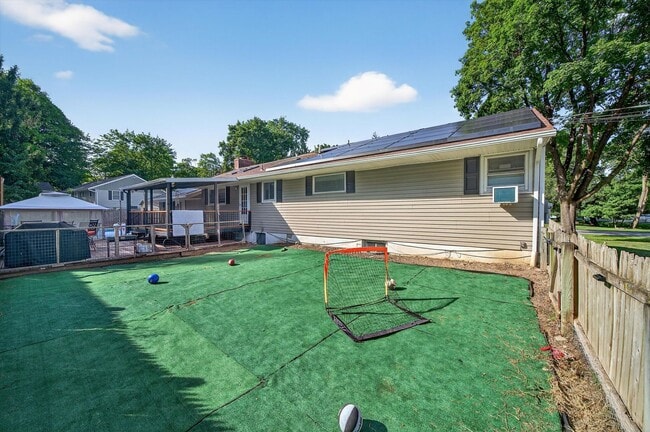 Building Photo - Spacious 4 BR/2BA home corner-lot in Warwi...