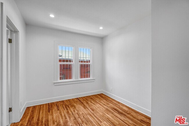 Building Photo - 1413 E 76th Pl