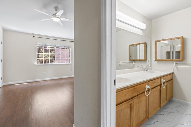 Building Photo - 1734 Zinfandel Dr