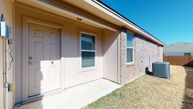 Building Photo - 2 WEEKS FREE!!!!  NOW ONLY $1395 NO CARPET DUPLEX IN HARKER HEIGHTS!!!!
