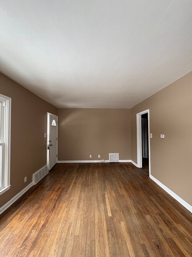 Building Photo - Three bedroom one bathroom home for rent