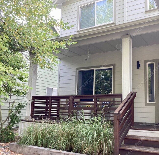 Building Photo - *Unfurnished* Beautifully updated 3 BR on ...