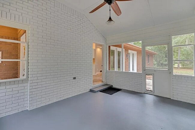 Building Photo - $500 co-op feet to any agent who brings a qualified/approved applicant to rent this home. Beautif...