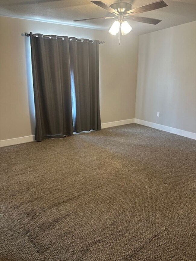 Building Photo - Amazing 3 bed, 2.5 bath with 2 car garage townhome!