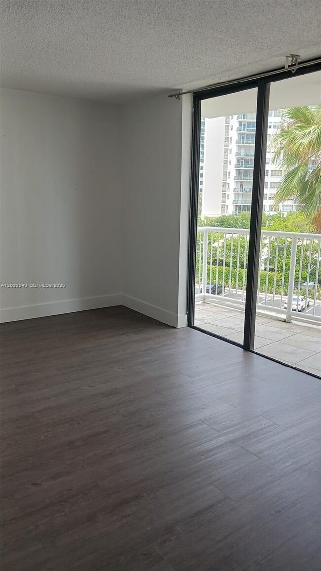 Building Photo - 1440 Brickell Bay Dr
