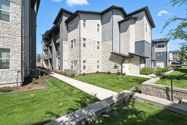 Building Photo - 470 W 15 S