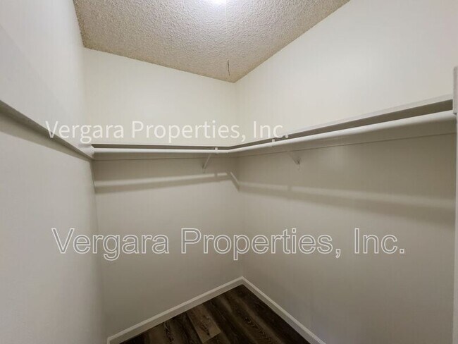 Building Photo - 2513 Ruhland Ave