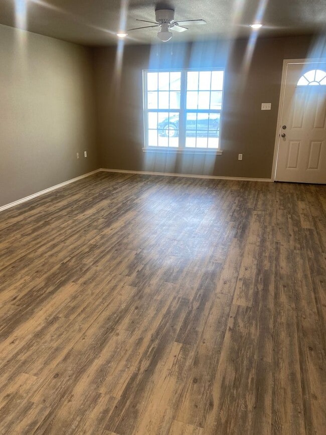 Building Photo - 3 bed 2 bath 1 Car Garage