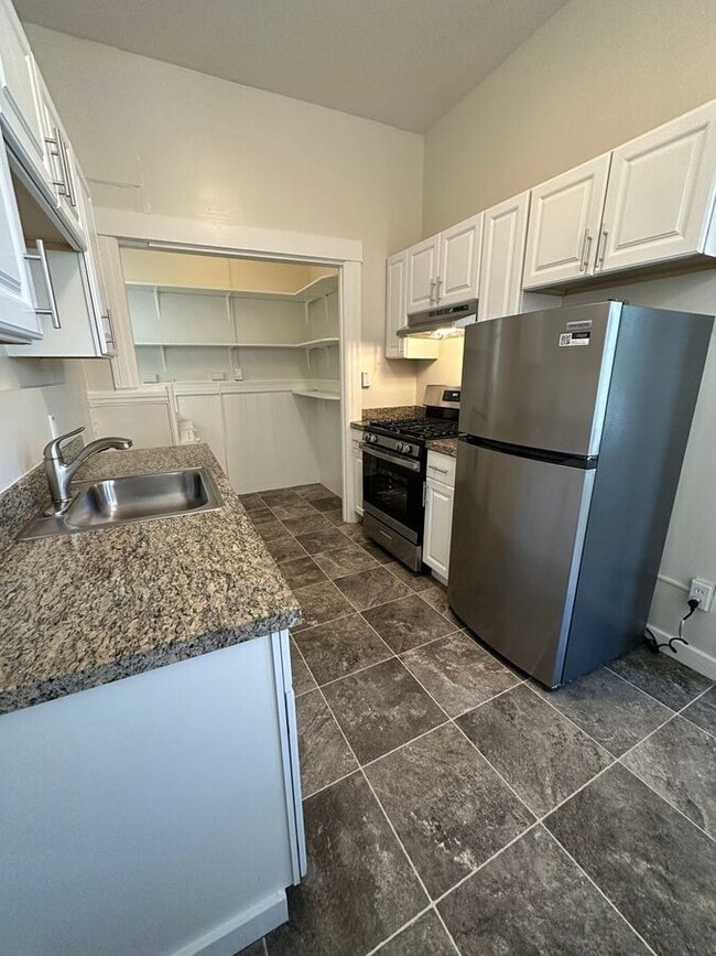 Building Photo - 2108 Hayes St