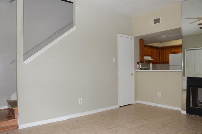 Building Photo - 8720 Village of Fondren