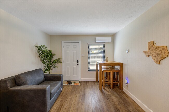 Building Photo - 3201 Westridge St