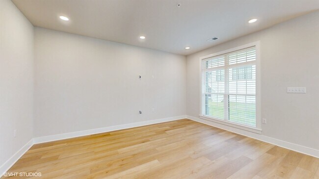 Building Photo - 314 E Lake St