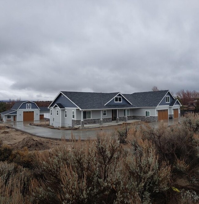 Building Photo - 3431 E Lowe Ave