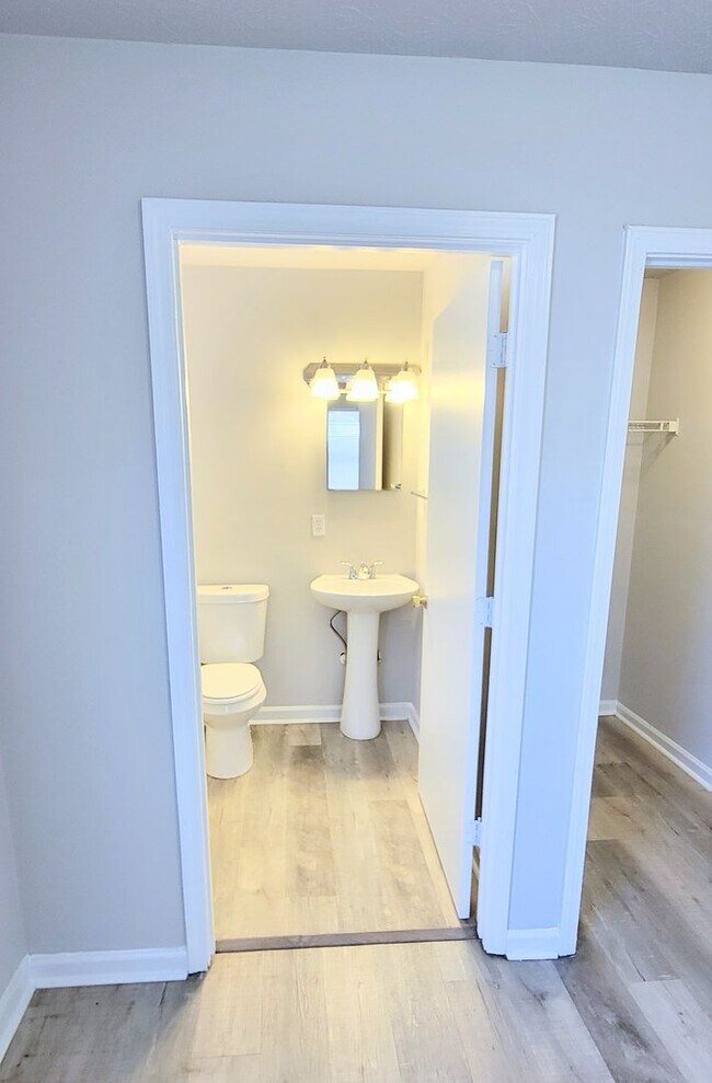 Building Photo - Charming 4BR Home with Modern Upgrades & Spacious Yard