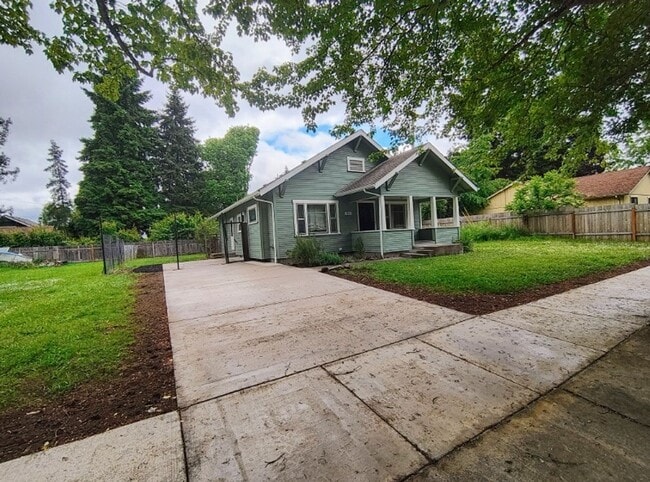 Building Photo - Adorable 3 Bedroom 1 Bath Cape Cod Home