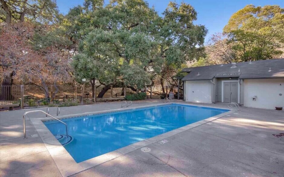 Building Photo - 200 Suntree Ln