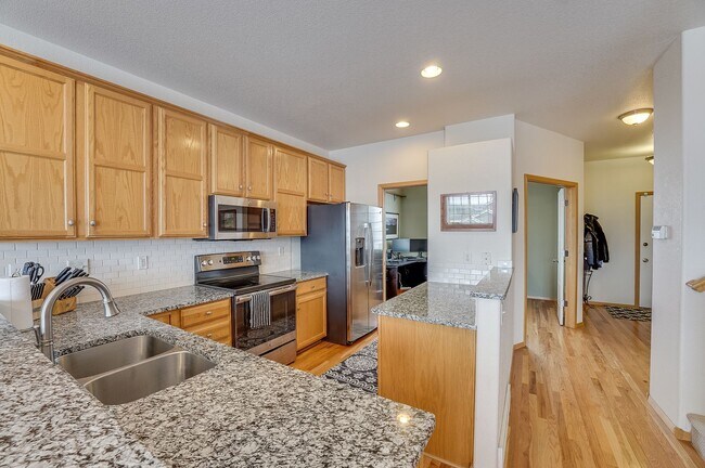 Building Photo - Spacious 3 bed, 2.5 bath Townhome in Ridgewood Hills!