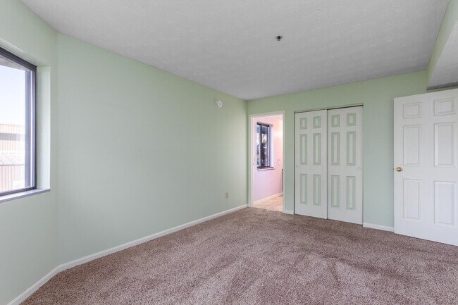 Building Photo - 10 Kellogg Rd